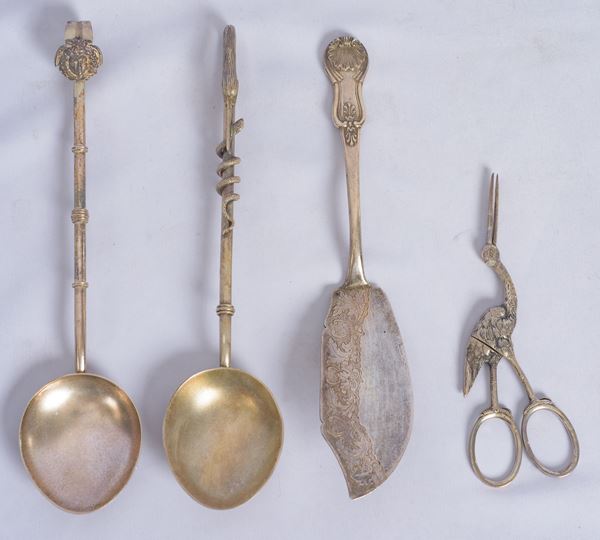 Due cucchiai , una forbice e coltello da pesce in argento 800  (Manifattura italiana, XIX/XX secolo)  - Asta Importanti collezioni romane - Argenti, arte orientale, arredi, sculture, dipinti antichi e del XIX secolo - DAMS Casa d'Aste