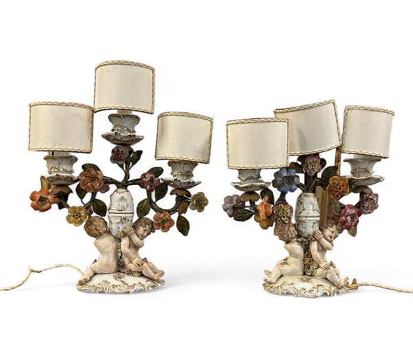 CAPODIMONTE - Coppia di candelabri a tre bracci