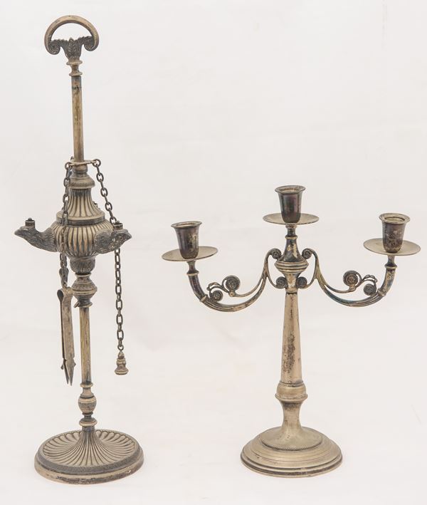 Lucerna e candelabro in argento 800 Peso totale 1152 gr.