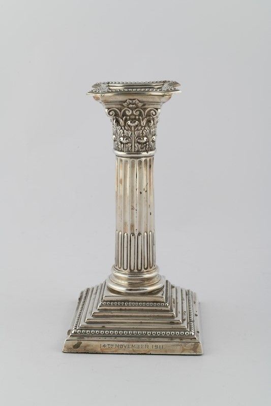 Candeliere in argento a forma di colonna corinzia