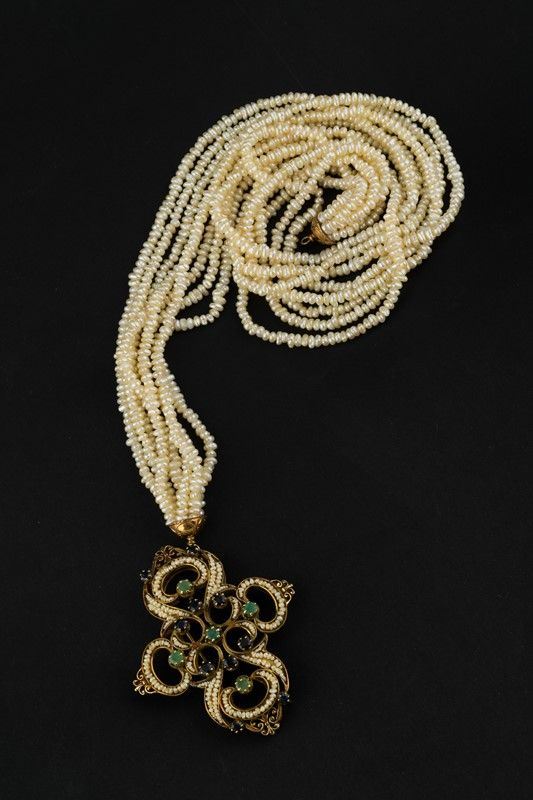 Necklace composed of 8 strands of pearl onions