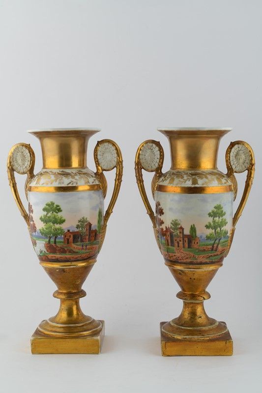 Coppia di vasi in porcellana con vedute 
