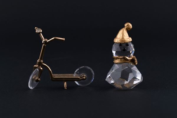 Lotto di un monopattino e un pupazzo in cristallo Swarosky  (seconda metà XX secolo)  - Asta Asta di Antiquariato e Arte Moderna - DAMS Casa d'Aste