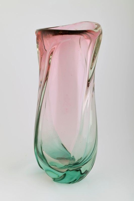 Glass sculpture vase in pink and green nuages