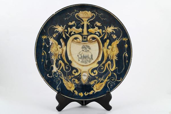 Piatto in ceramica con decoro a grottesche  (primo quarto del XX secolo)  - Asta Asta di Antiquariato e Arte Moderna - DAMS Casa d'Aste