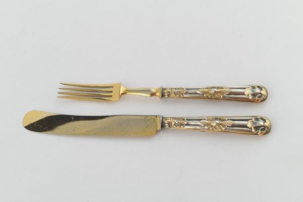 Coltello e forchetta in metallo dorato e argento