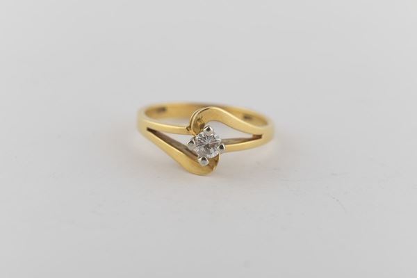 Yellow gold solitaire with diamond