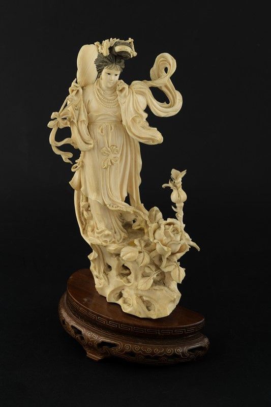 Geisha in ivory